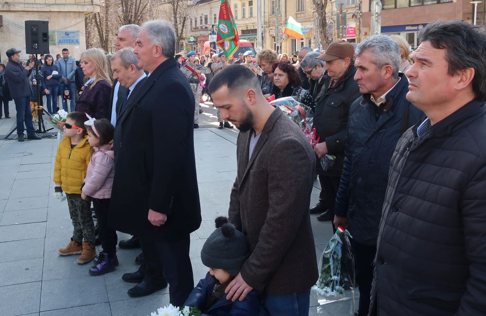 В Плевен слово за Васил Левски произнесе кметът на града Георг Спартански пред паметника на героя, където градът отбеляза 150 години от неговата гибел