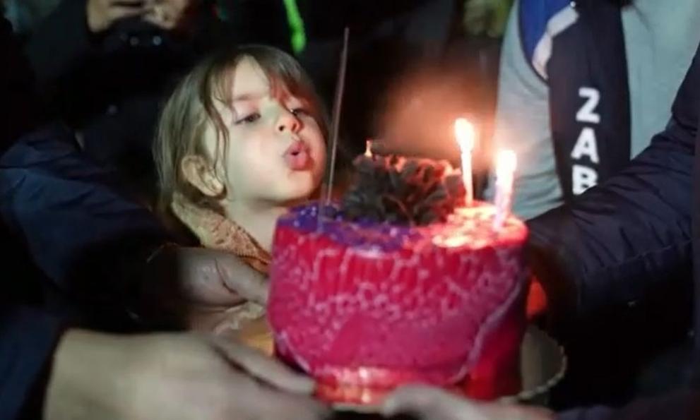 С торта и свещички 5-годишната Берфин от Хатай, оцеляла след