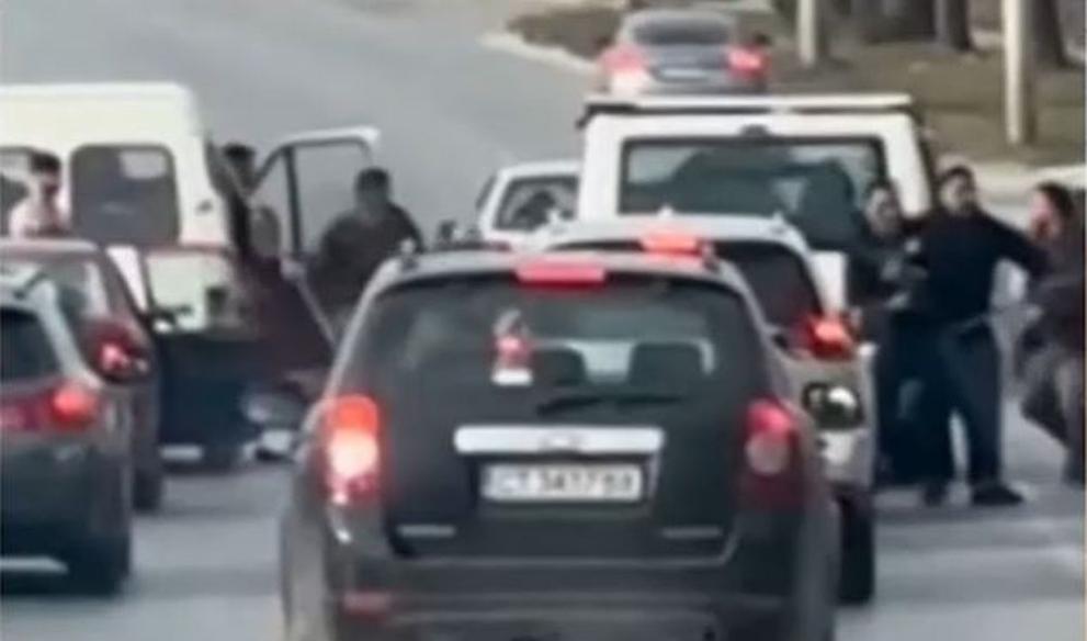 Екшън се разигра на кръстовище в Пловдив. Група мъже, облечени в