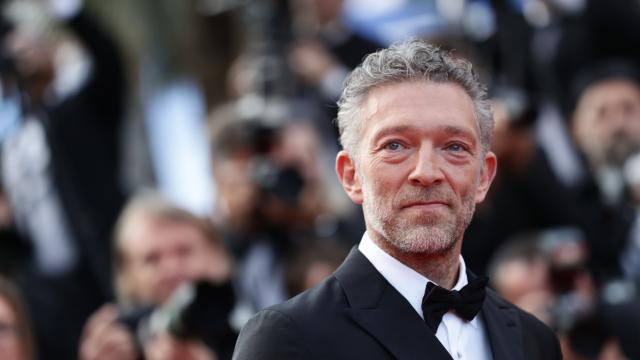 Любовник от класа: Венсан Касел се утешава в прегърдките на нова сластна красавица (СНИМКИ)