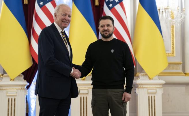 Таен полет, нощен влак: Как Байдън пристигна в Киев