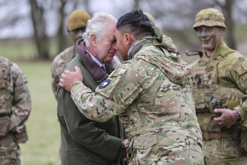 Британският крал Чарлз Трети посети украински военни, които са обучавани