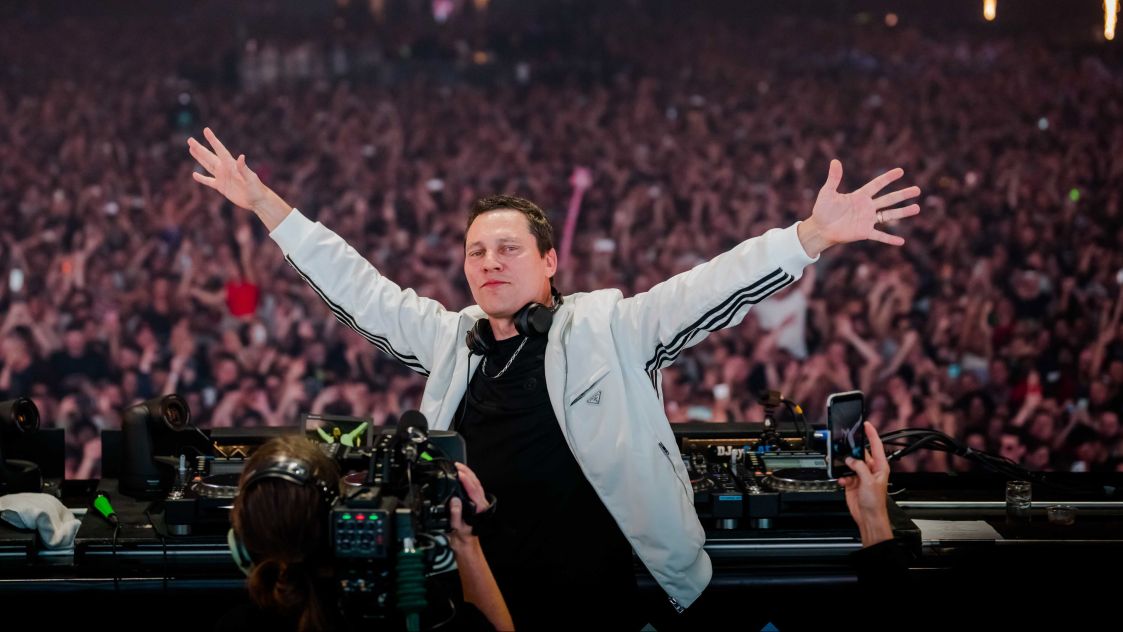 Tiësto анонсира албума „Drive“ и сподели сингъла "All Nighter"