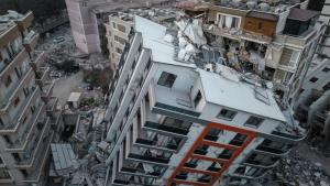 Турски спасители вадят ранени хора от руините на шестетажна сграда