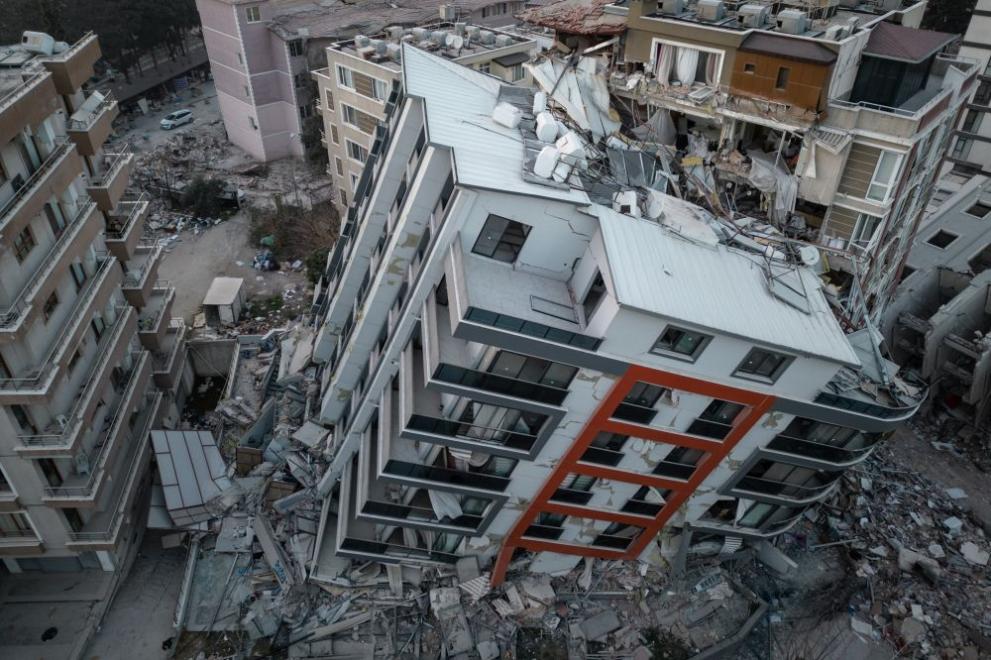 Турски спасители вадят ранени хора от руините на шестетажна сграда,