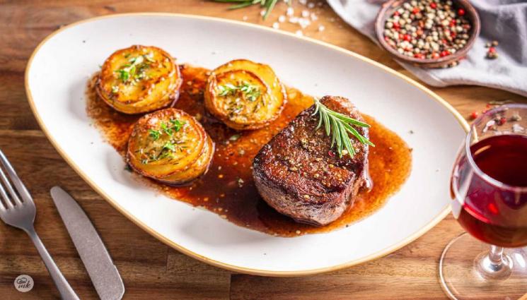 рецепти - Гответе с matekitchen.com: Апетитен телешки стек с винен сос