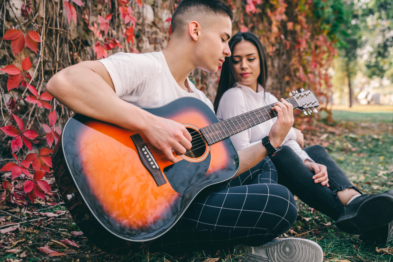 <p>Всяка двойка има своите малки традиции &ndash; целувка преди работа, съобщение по обяд или разговор преди сън. Те може да изглеждат незначителни, но създават усещане за близост. Когато чувствата започнат да изстиват, тези жестове постепенно изчезват. Той може просто да забрави или да престане да го е грижа за тях, докато един ден не забележите, че това, което е било ежедневие, почти е изчезнало.</p>