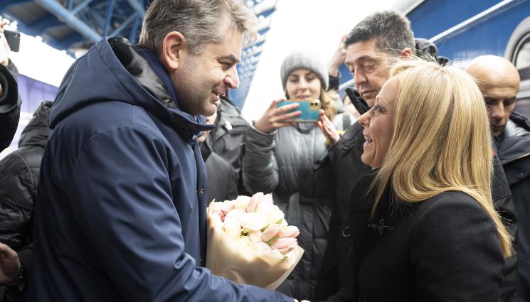 Джорджа Мелони Киев - НЕЖНА СИЛА: Джорджа Мелони пристигна с влак в Киев