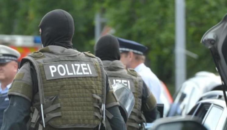 полиция Франкфурт - Полицията във Франкфурт задържа ултраси на Айнтрахт