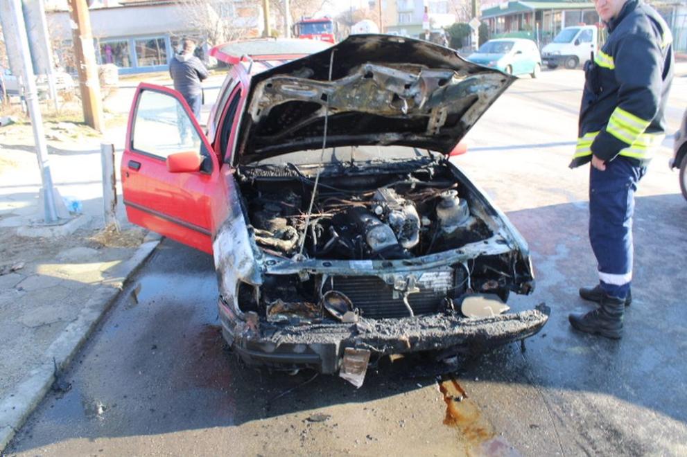 Автомобил пламна тази сутрин в движение в Благоевград. Водачът е