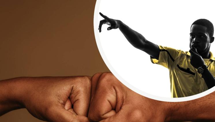 рефер бой юмруци крошета - Без милост: Жени изгърбиха брутално рефер (ВИДЕО)