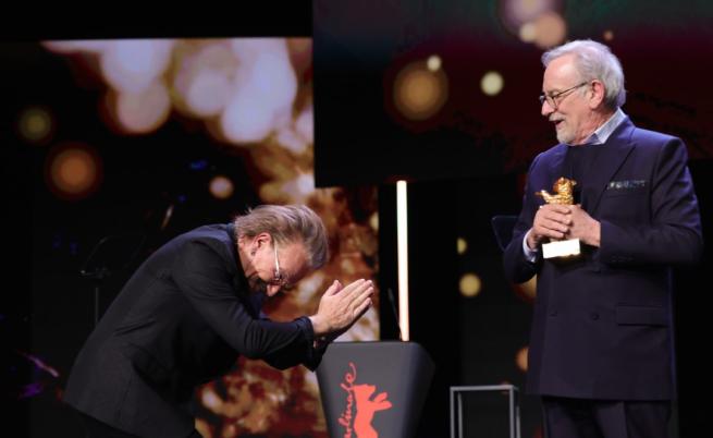 Берлинале: Боно връчи награда за цялостно творчество на Стивън Спилбърг