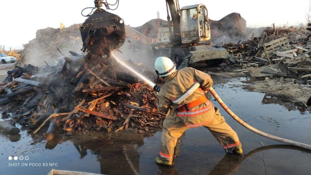 Пожар пламна в двора цех за пелети край Пловдив, съобщиха от