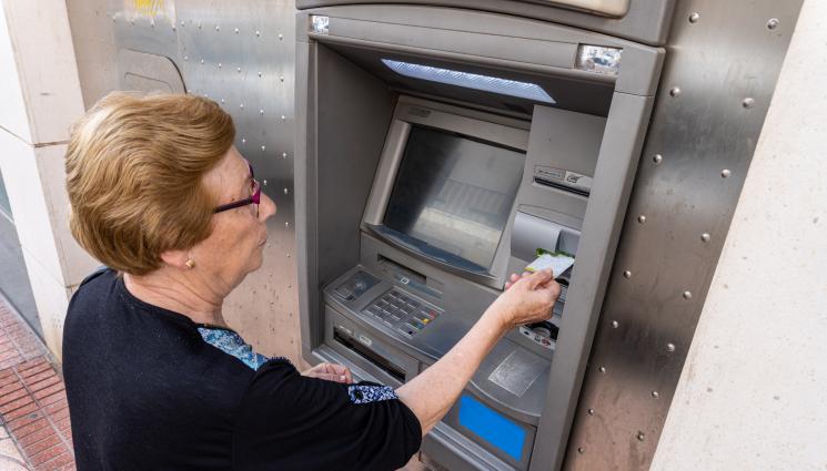 банкомат - ПРЕЗ 2022 ГОДИНА: Гастарбайтерите пращали по 100 млн. евро на месец