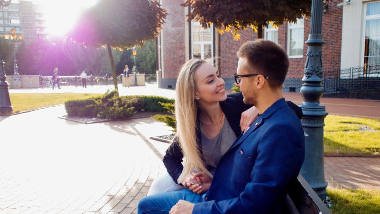  14 сигурни знака, че някогашният ти към момента те обича 