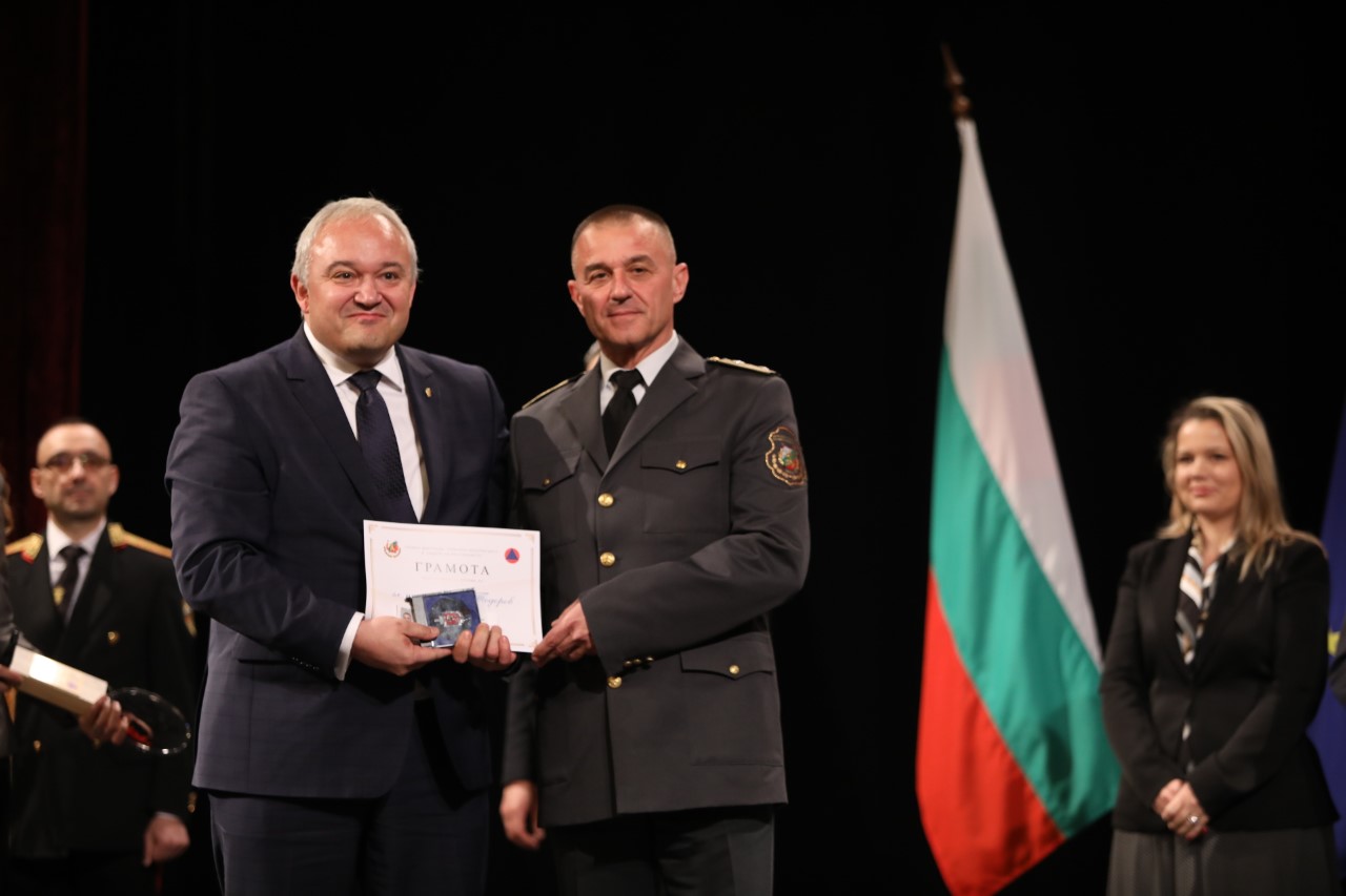 <p>Церемонията &quot;Пожарникар на годината&quot; се проведе в Централния военен клуб в столицата под патронажа на президента. Началникът на Районната служба в Горна Оряховица, главен инспектор Георги Тодоров получи наградата. Отличието му бе връчено от вицепремиера и вътрешен министър в служебното правителство Иван Демерджиев.</p>