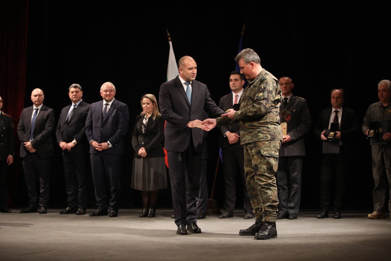 <p>Церемонията &quot;Пожарникар на годината&quot; се проведе в Централния военен клуб в столицата под патронажа на президента. Началникът на Районната служба в Горна Оряховица, главен инспектор Георги Тодоров получи наградата. Отличието му бе връчено от вицепремиера и вътрешен министър в служебното правителство Иван Демерджиев.</p>