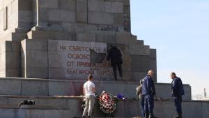 61 годишният Светлозар Раянов счупил плочата на Паметника на Съветската