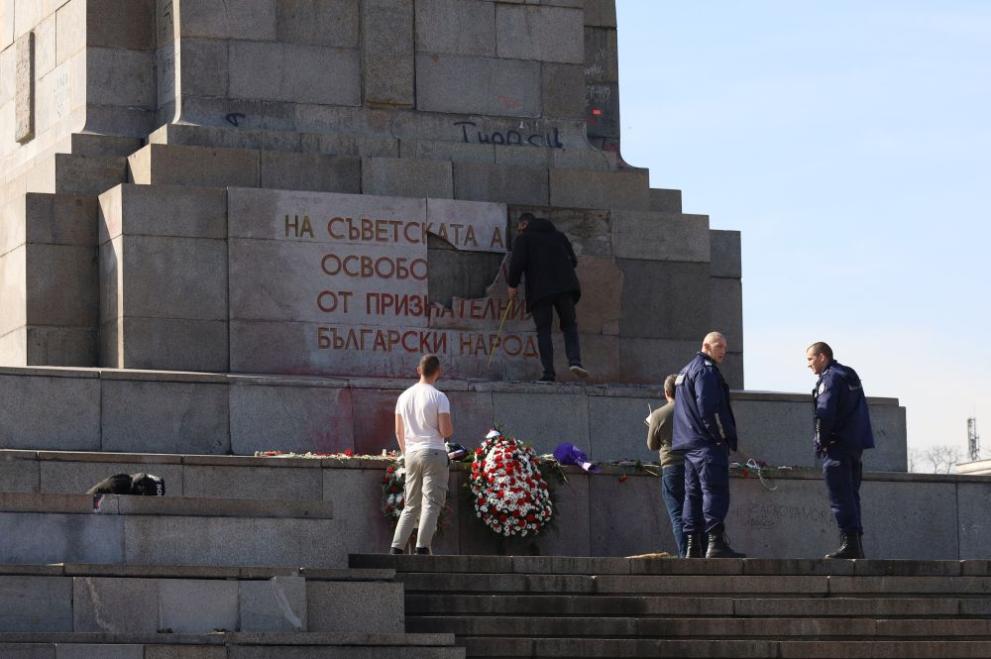 61-годишният Светлозар Раянов, счупил плочата на Паметника на Съветската армия,
