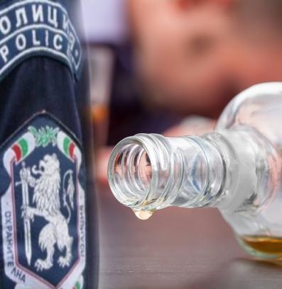 полицай пиян бутилка