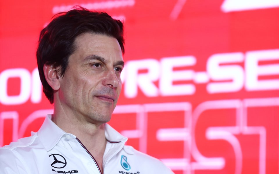 Шефът на Мерцедес - Тото Волф, преподиса своя договор с