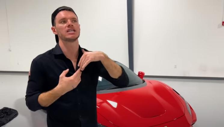 ферари - НАИГРА СЕ: Инфлуенсър потроши Ферари за гледания (ВИДЕО)