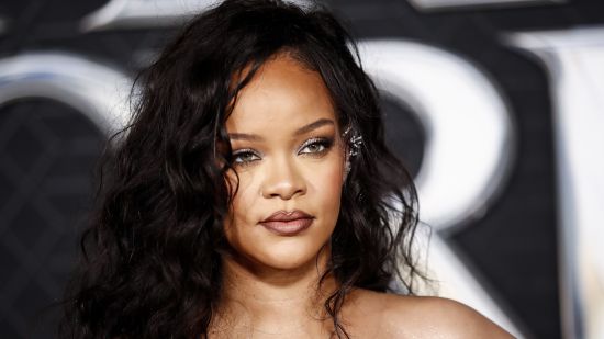 Rihanna сподели официалния видеоклип към песента "Lift Me Up"