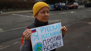 Пред руското посолство в столицата се събраха протестиращи за да