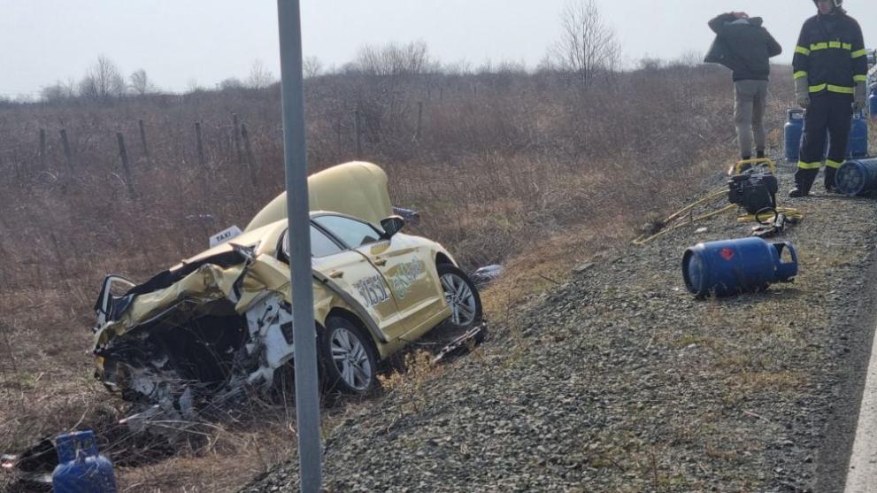 Таксиметров шофьор загина при тежка катастрофа край Поморие. Инцидентът е