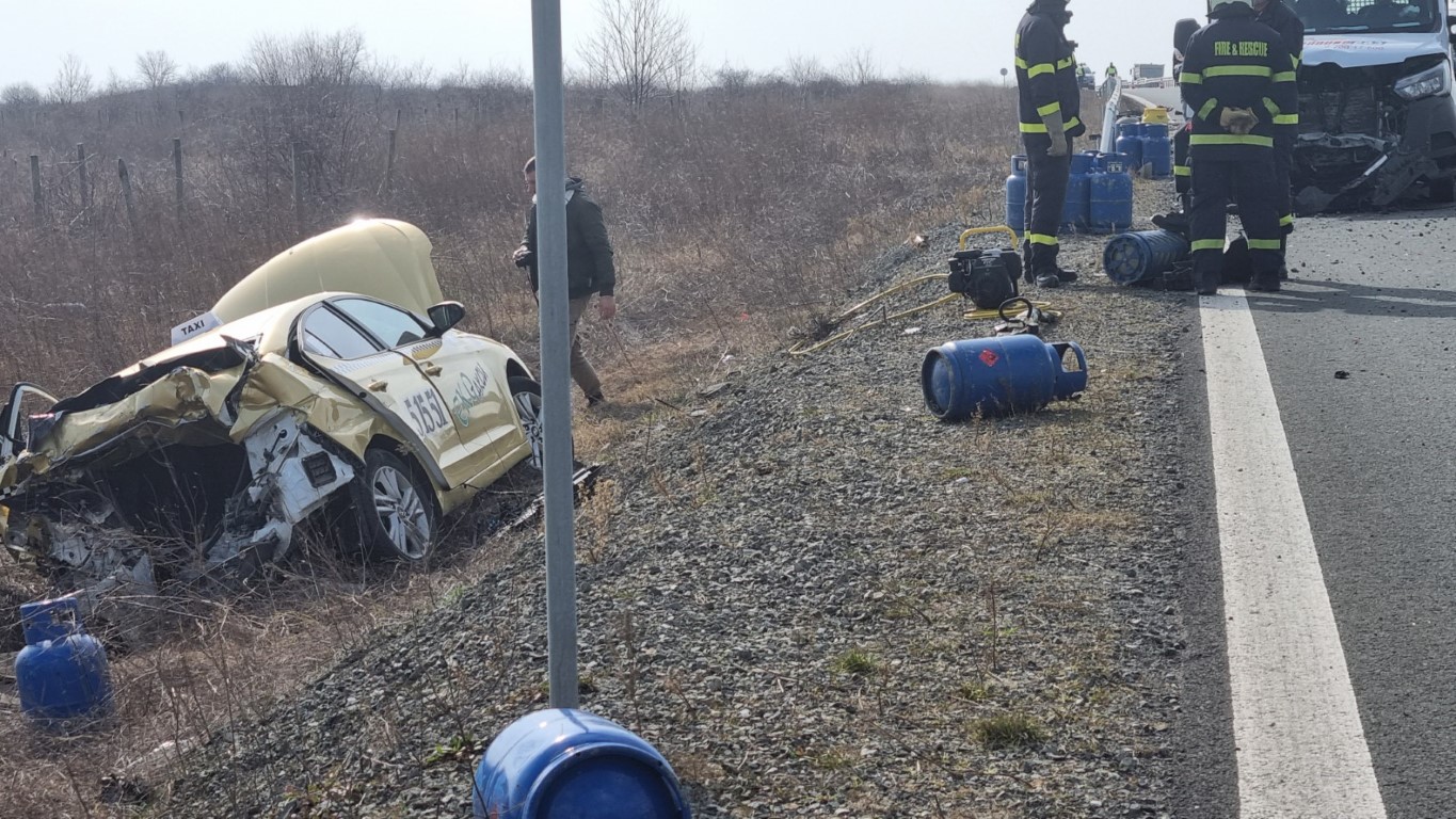 <p>Товарен автомобил, превозващ газови бутилки, ударил отзад таксиметровия автомобил</p>