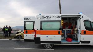 Двама мъже са пострадали тежко при катастрофа на пътя София