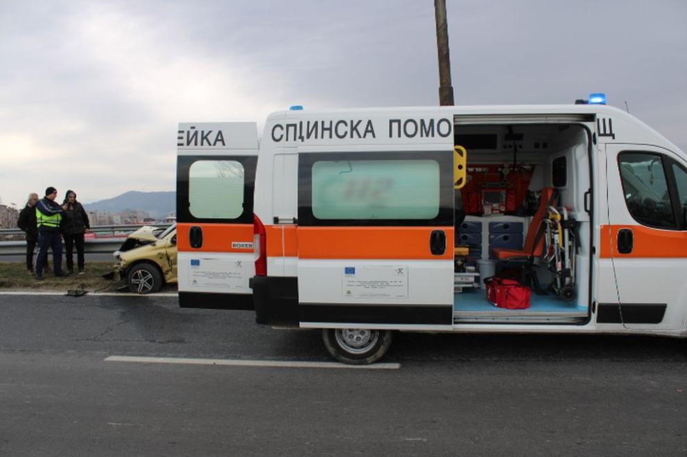 Двама мъже са пострадали тежко при катастрофа на пътя София