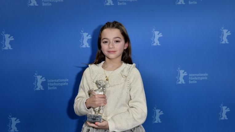Осемгодишната София Отеро с наградата за най-добра актьорска игра от фестивала 