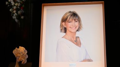 Хиляди фенове и знаменитости отдадоха почит на Olivia Newton-John в Австралия