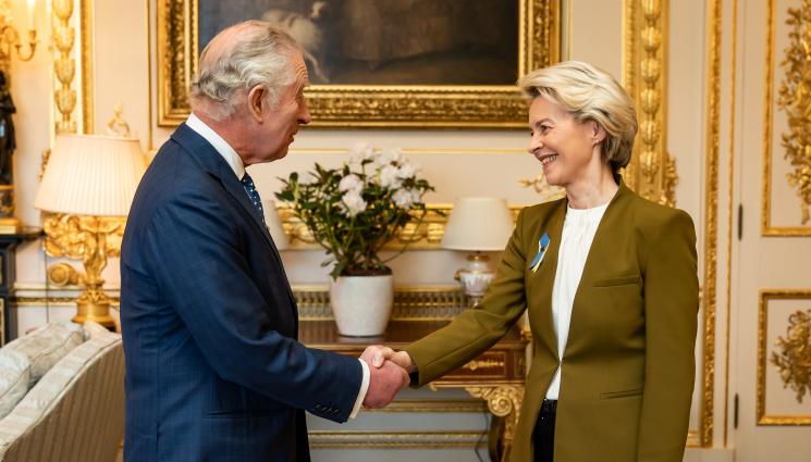 Чарлз Урсула - ТОПЛО ПОСРЕЩАНЕ: Крал Чарлз Трети пое ръката на Урсула фон дер Лайен, след като я прие в замъка Уиндзор