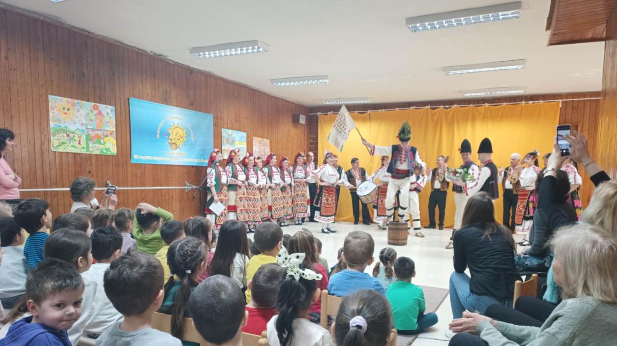 Деца от Плевен се учат на любов към българския фолклор