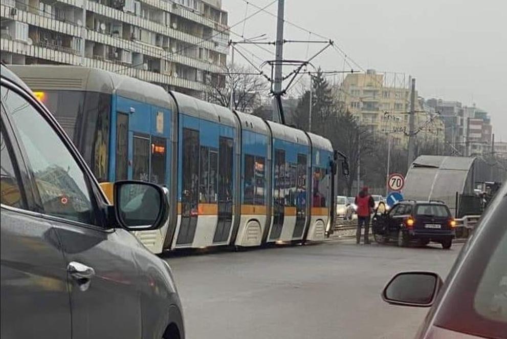 Автомобил е катастрофирал на столичния булевард България. Това научихме от