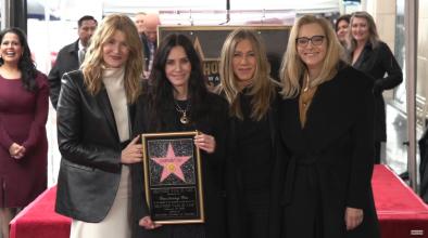 Courteney Cox чисти звезди на Алеята на славата в Холивуд