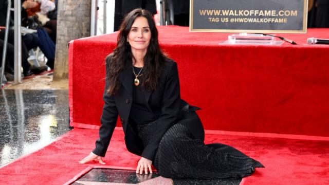 Звезда от „Приятели“ мие звездите на Алеята на славата (ВИДЕО)