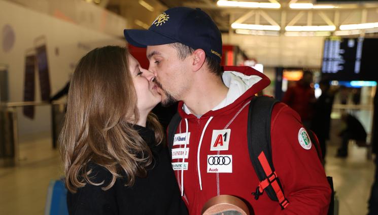 Алберт Попов Летище София - Алберт отпразнува 10 години любов