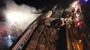 При сблъсъка на два влака в Гърция загинаха най малко 26