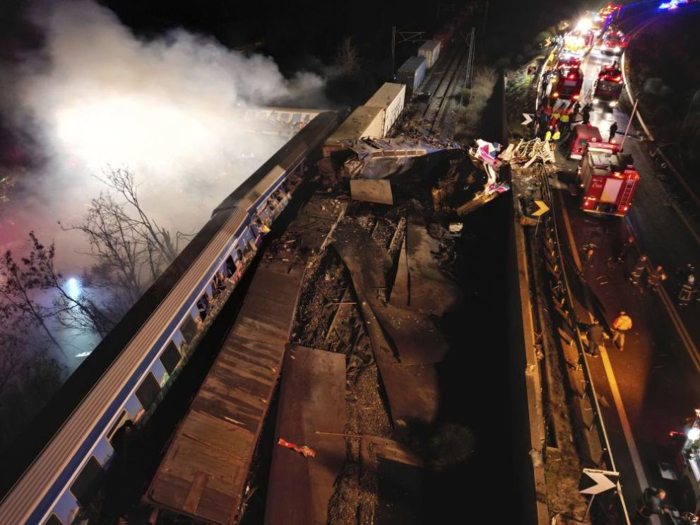 При сблъсъка на два влака в Гърция загинаха най-малко 26