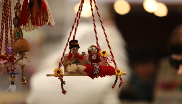 а - ГОЛЯМ ПРАЗНИК Е! Честита Баба Марта! Закичете се с бяло и червено за здраве и сила