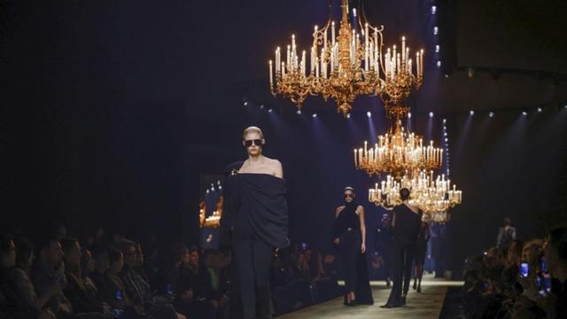 „Сен Лоран“ връща на мода костюма с пола