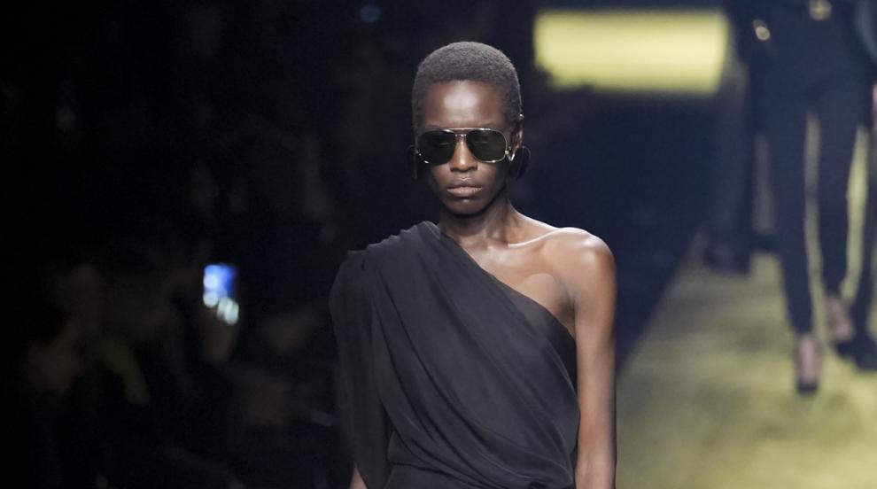 Дръзка и изключително женствена колекция: „Сен Лоран“ връща на мода костюма с пола