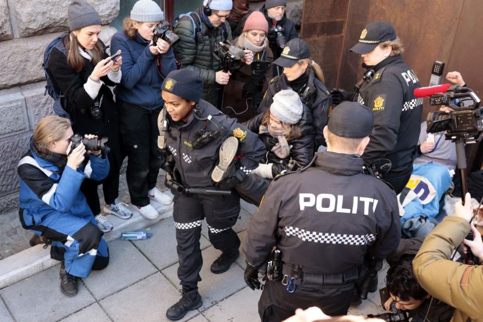 Норвежката полиция за кратко задържа днес природозащитничката Грета Тунберг по