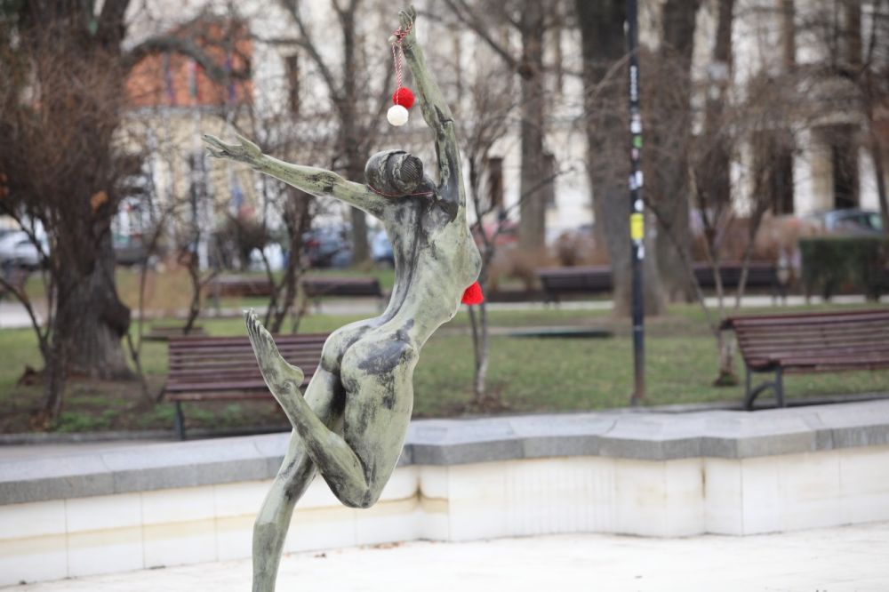 Знакови паметници в столицата са украсени с мартеници