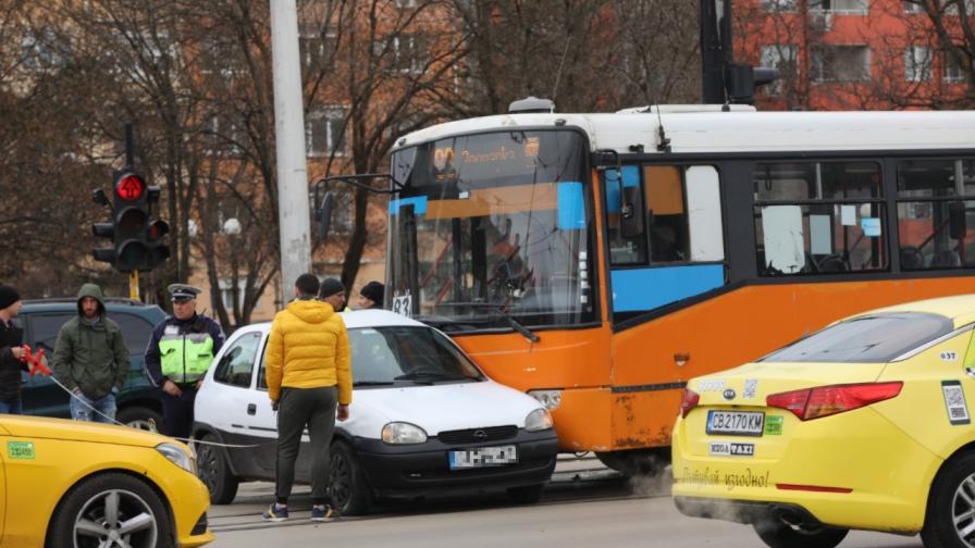 Катастрофа между автобус и кола в София (СНИМКИ)