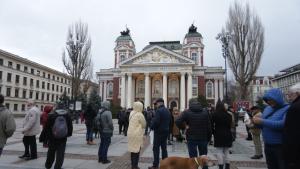 Протестиращи се събраха пред Народен театър Иван Вазов в подкрепа