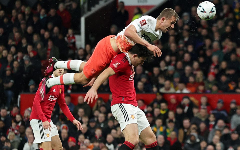 Веднага след попадението в игра за червените дяволи влязоха Лисандро